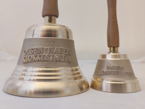 Olsen Nauen Klokkestøperi, klokkespill, kirkeklokker, skipsklokker, 1844, gårdsklokker, norsk industri, småklokker, bronse, gravering, toastmaster