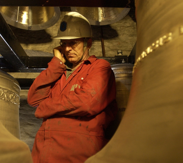 Installasjon av ny ringeautomatikk ringeanlegg kirkeklokke Olsen Nauen Klokkestøperi